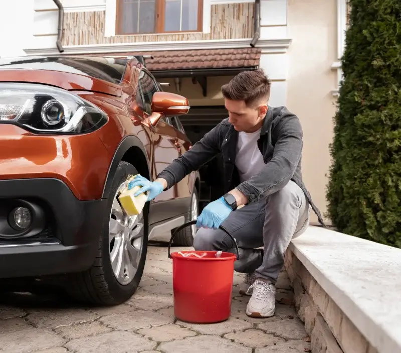 Lavage auto à domicile La Chèze : professionnel intervenant sur un véhicule